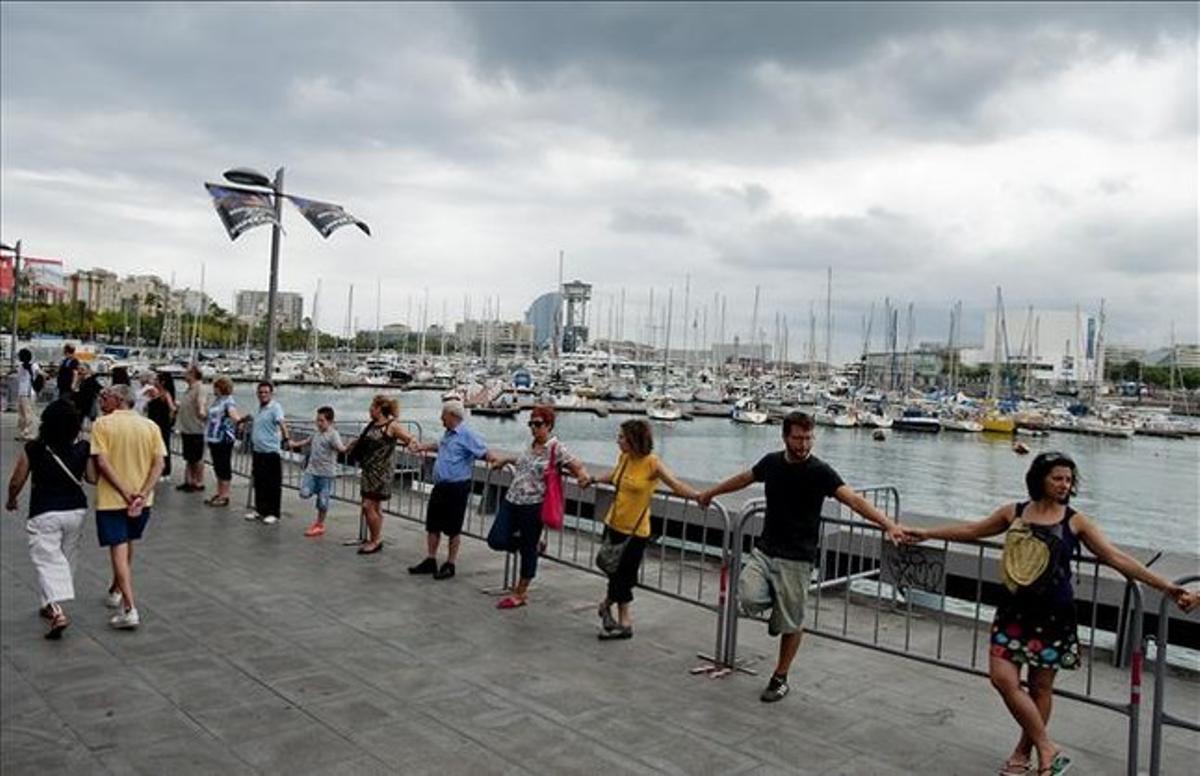 Cadena humana de veïns i simpatitzants del barri de la Barceloneta contra la reforma del Port Vell.