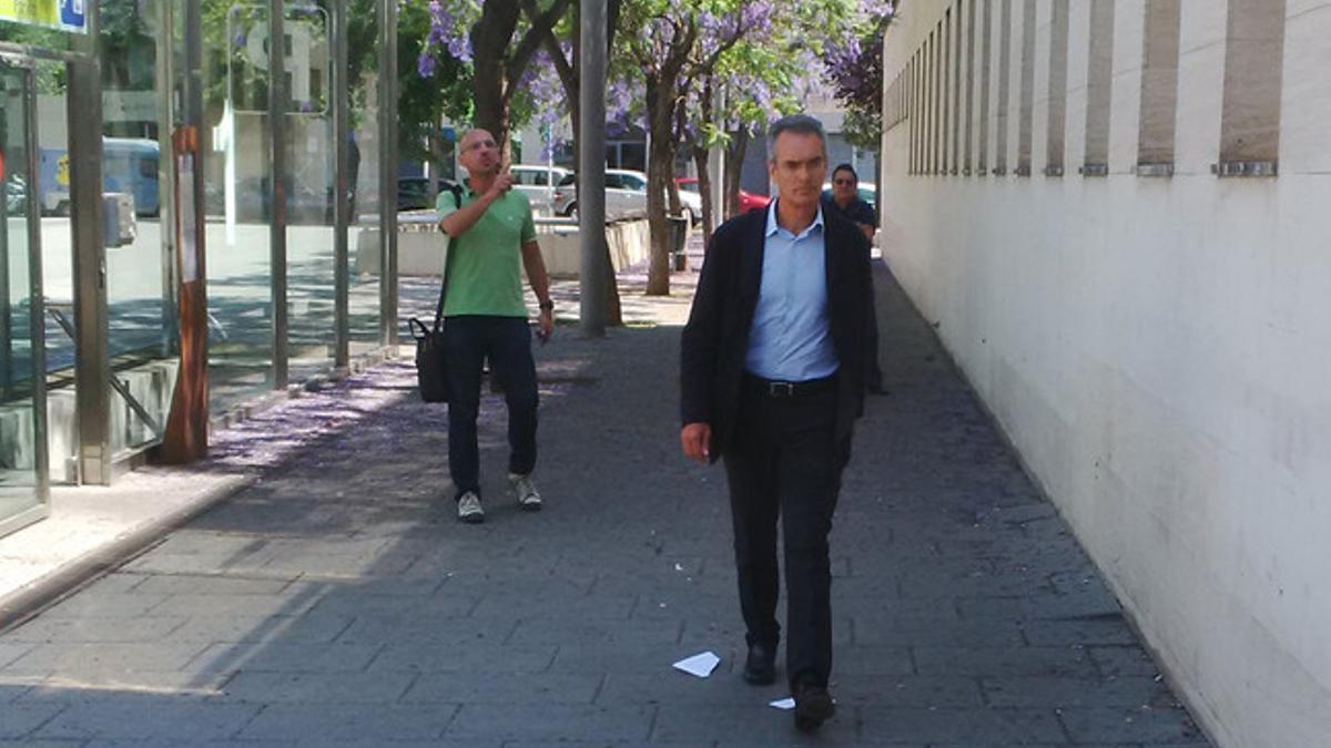 El exdirector general de Caixa Laietana Josep Ibern compareciendo este mediodía en el juzgado de Mataró.