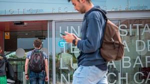 Entrada a la Facultad de Biología del Campus Nord de la Universidad de Barcelona.