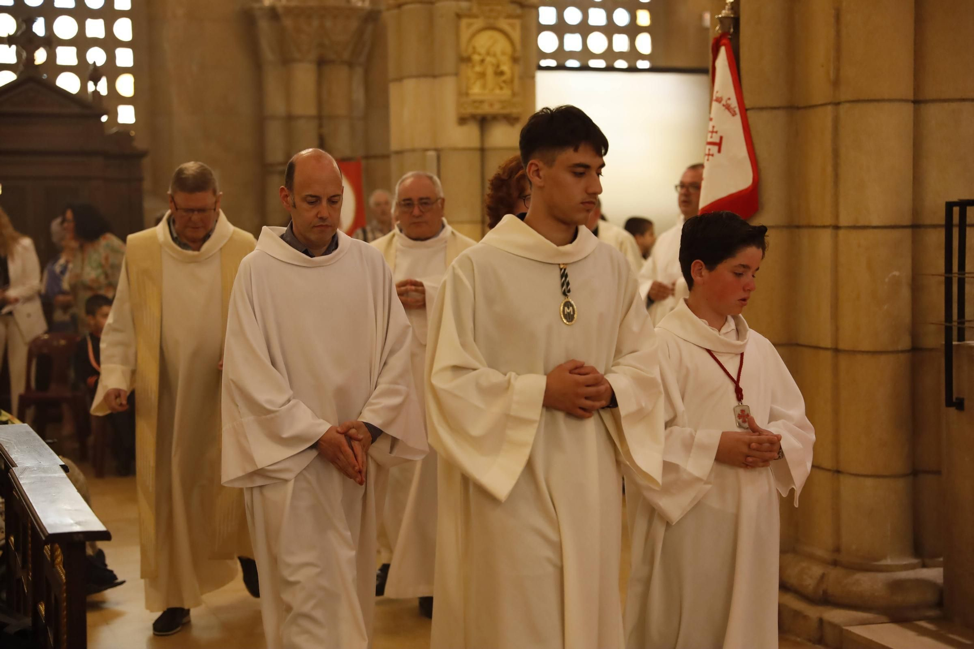 Pétalos, incienso, niños... así fue la procesión del Corpus Christi en Gijón (en imágenes)