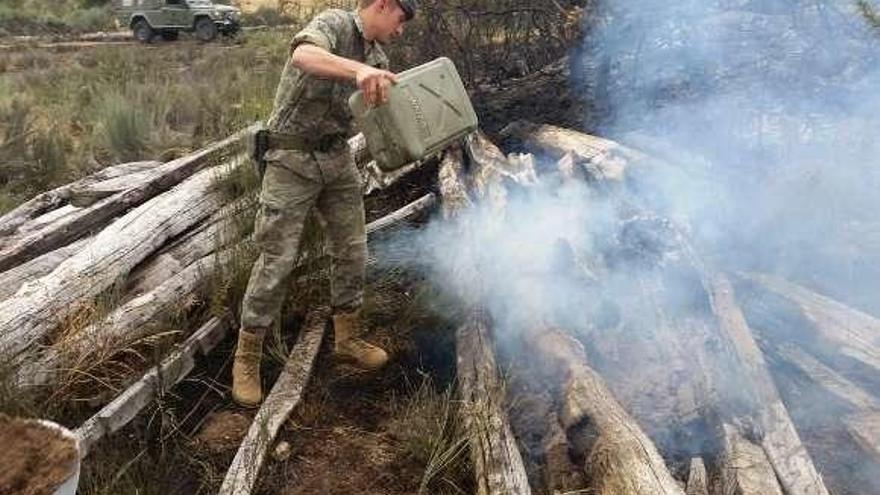 Un soldado sofoca un conato que detectaron en un monte. // Brilat