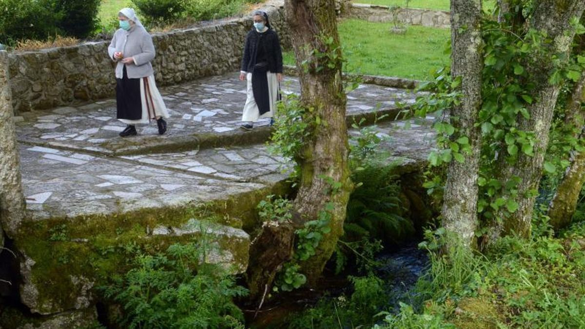 El monasterio de Armenteira reabrió en 1989 con la comunidad de monjas cistercienses. Se ubica en una parcela de cuatro hectáreas atravesada por un regato. Un enclave privilegiado en el que se respira paz y tranquilidad.