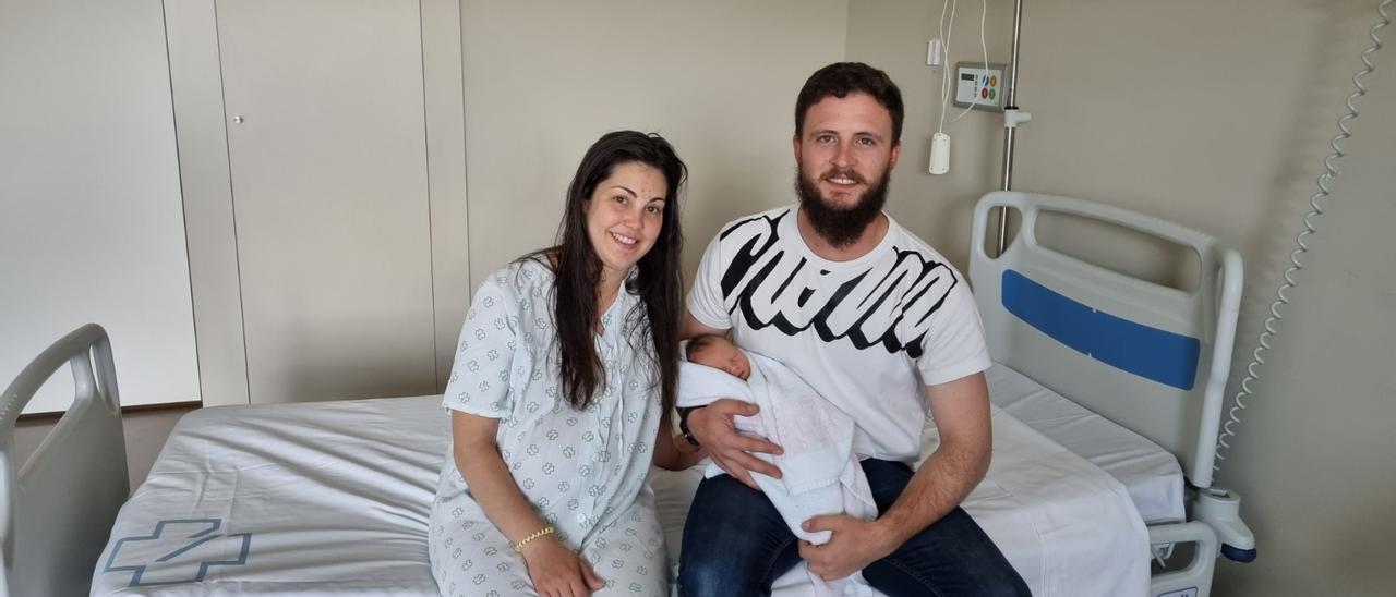 Sarai Ferreira y José Luis Pardella, junto al pequeño Lucas, ya en planta de hospitalización.