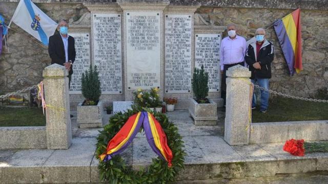 Homenaje junto a la fosa de los 49 presos ejecutados en 1938.   | // A.C.