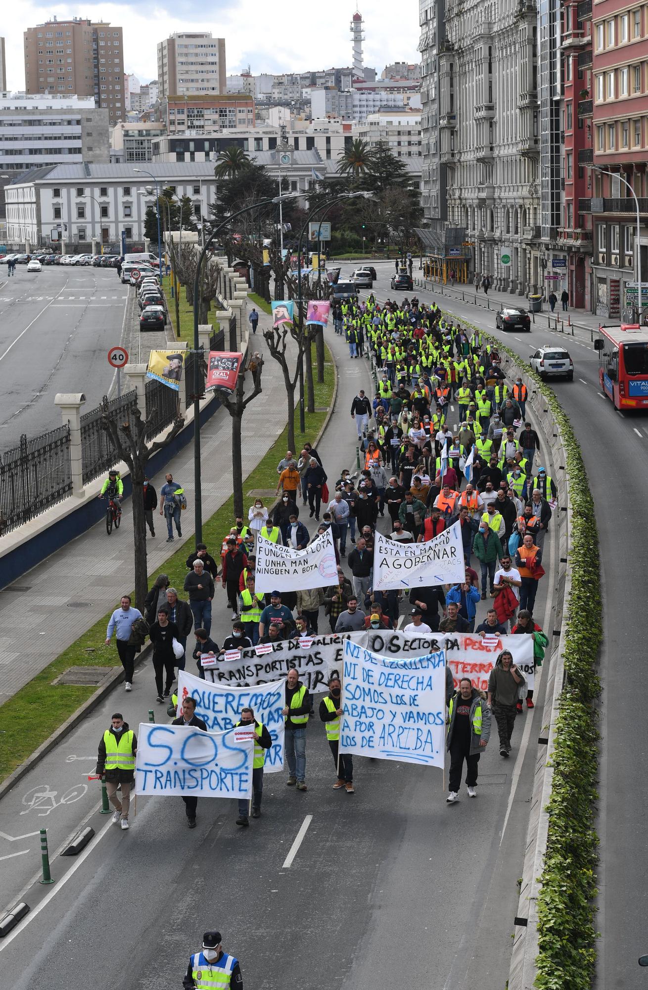 Más de 200 transportistas salen a la calle en A Coruña para exigir soluciones a la subida de los combustibles