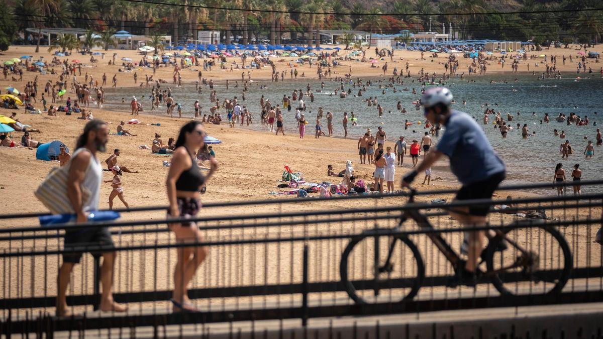 La Playa de Las Teresitas, uno de los entornos amenazados, llena de usuarios.