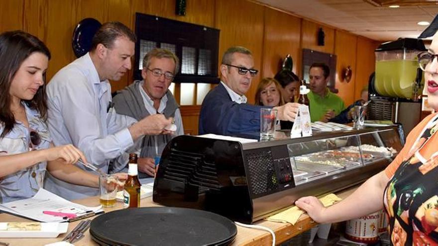 El jurado degusta las creaciones de la VII Ruta Tapeando con Turrón