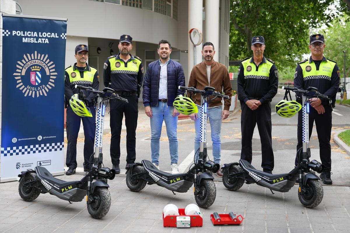 El alcalde y el concejal presentan las nuevas herramientas de la Policía Local para el control de patinetes.