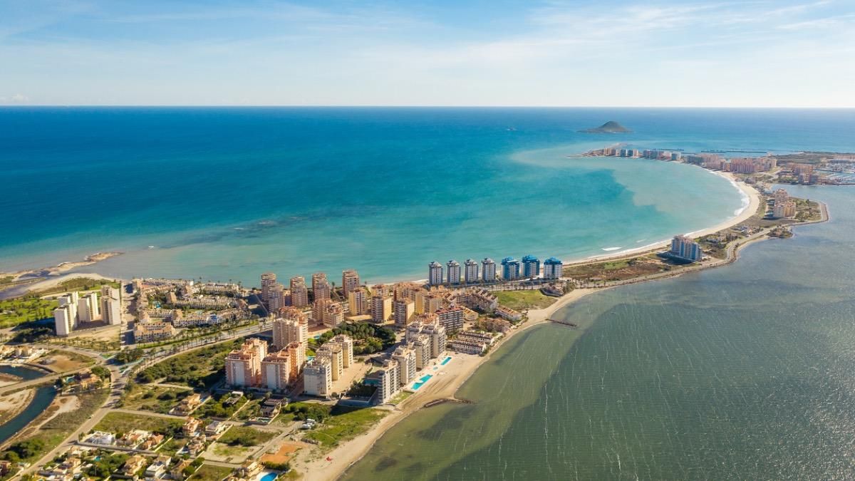 Ion Aramendi elige una polémica playa de la Región para cambiar su residencia y la de su familia