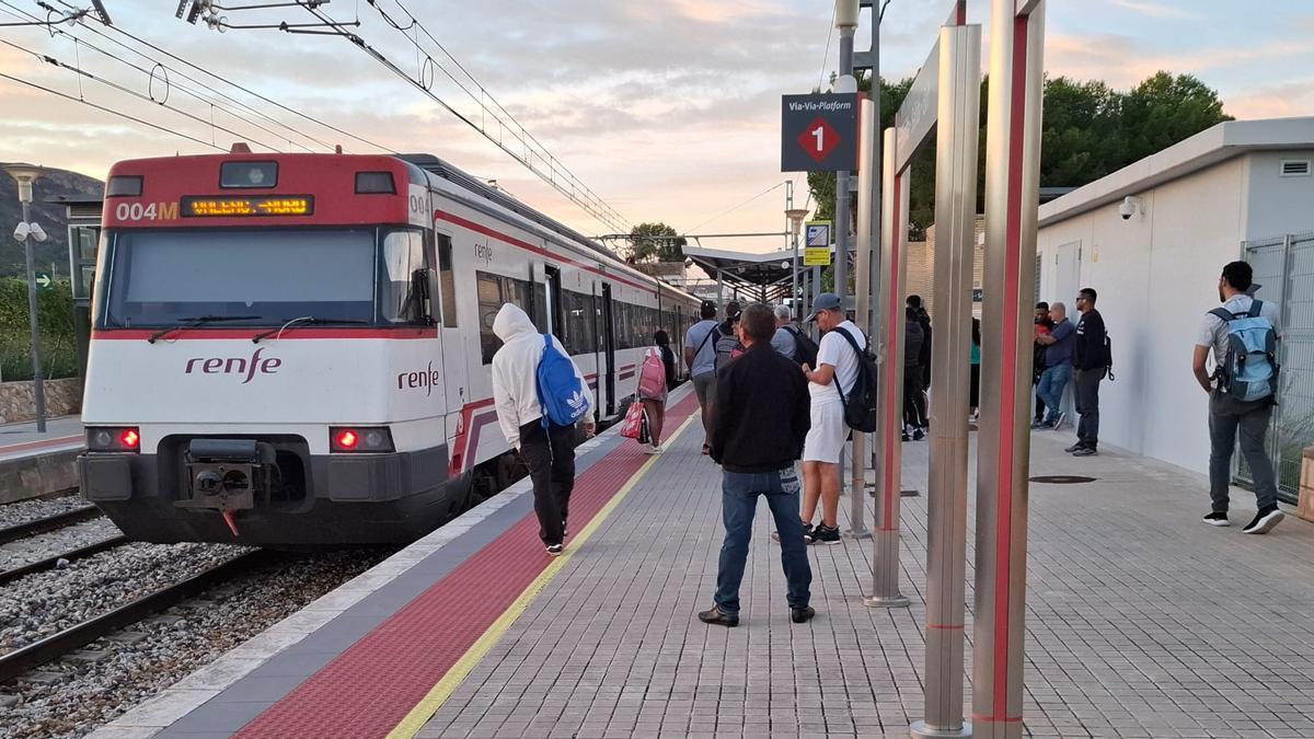 Usuarios de un tren de Cercanías en Xeraco que se dio la vuelta y obligó a realizar trasbordo.
