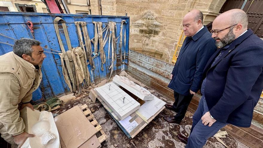 El escudo del Cardenal de la Cueva vuelve a coronar la fachada de la Iglesia de San Pedro en Antequera