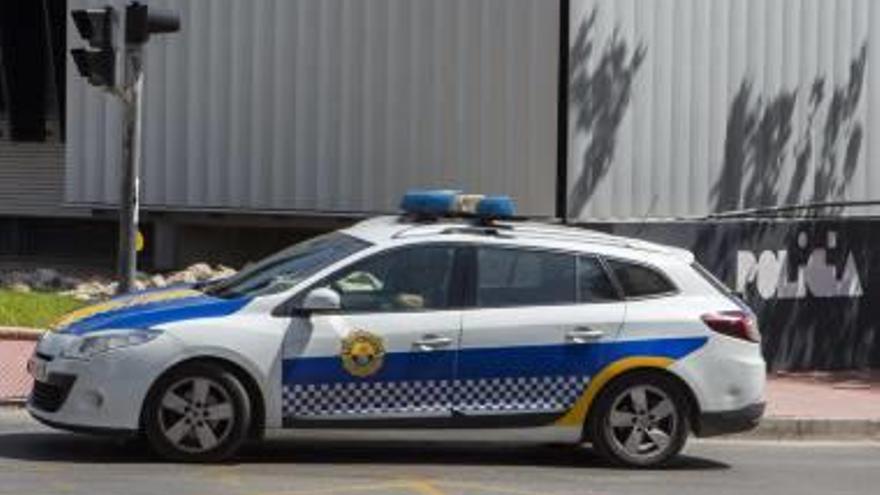 Un coche policial ante la central de la Policía Local.