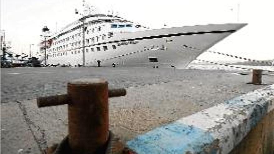 El &quot;Seabourn Legend&quot; tornarà a la tardor al port de Palamós.