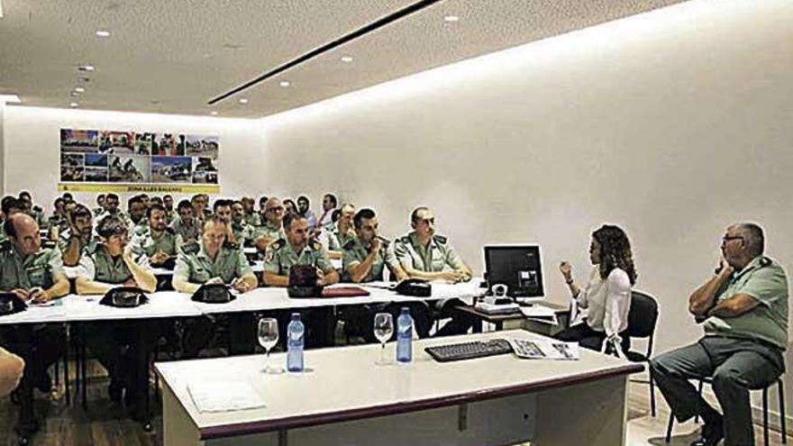 Rosario Sánchez (d), ayer con los mandos de la Guardia Civil.