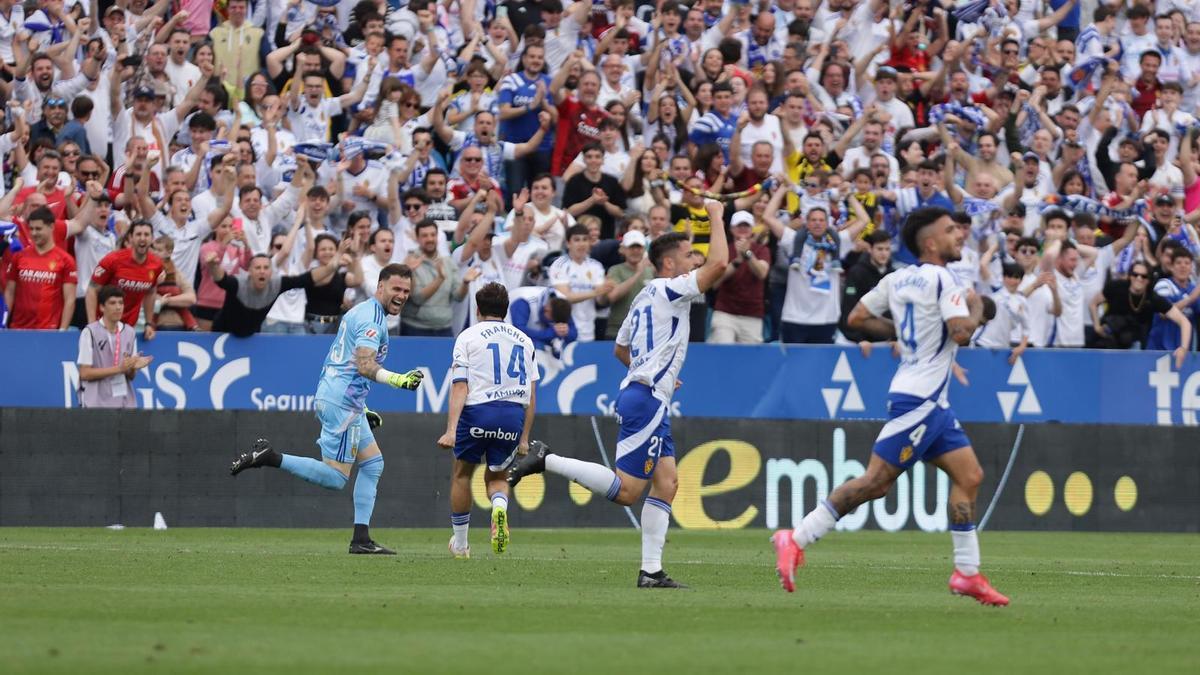 Poussin celebra su gol con Francho, este sábado en La Romareda.