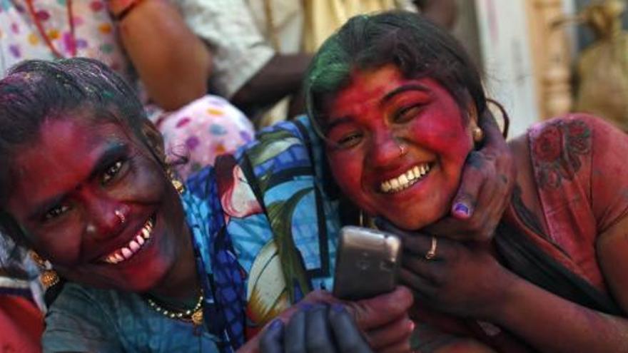 Dos jóvenes celebran el festival Holi