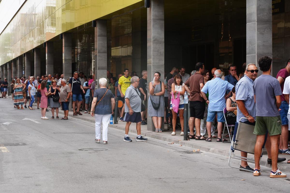 VILA-REAL. Reubicaciones para los abonados.  colas en La Cerámica.