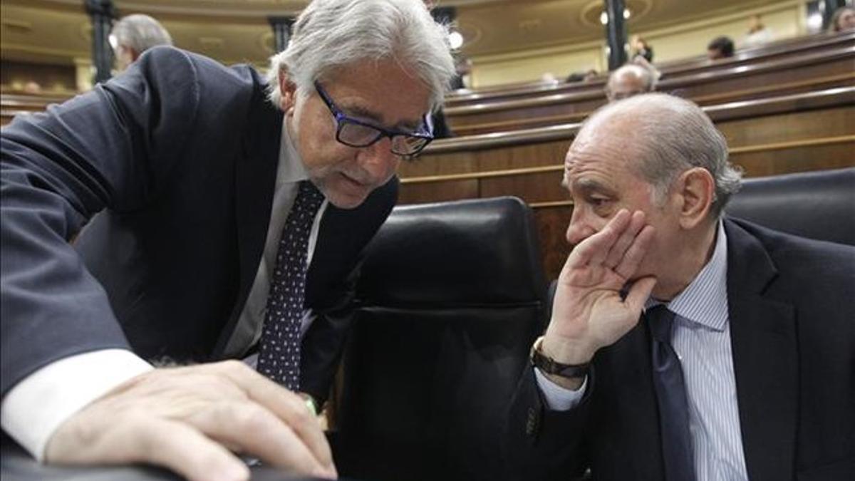 El ministro del Interior, Jorge Fernández Díaz, y el diputado de CiU Josep Sánchez Llibre, en el Congreso, este miércoles, 22 de mayo. EFE /FERNANDO ALVARADO