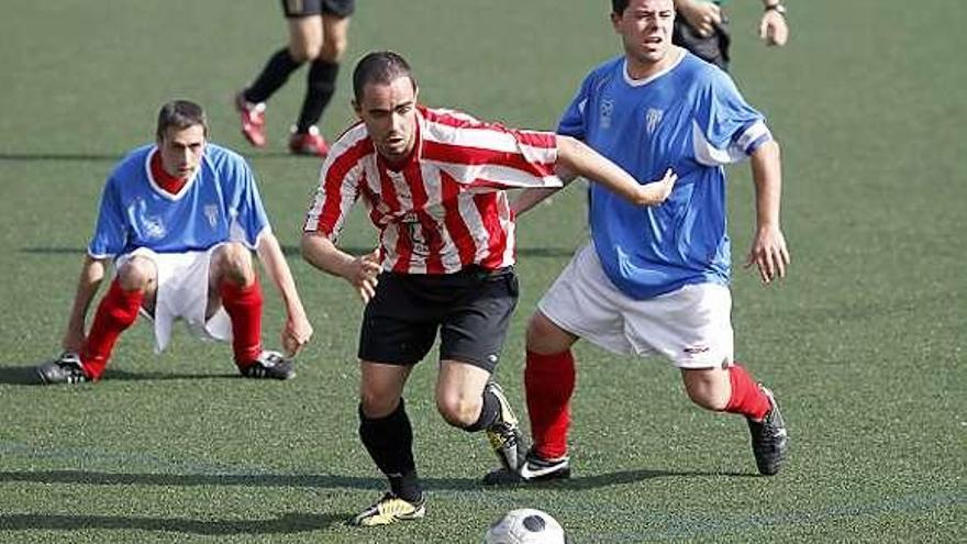 Una acción del partido entre el Siero y L&#039;Entregu.