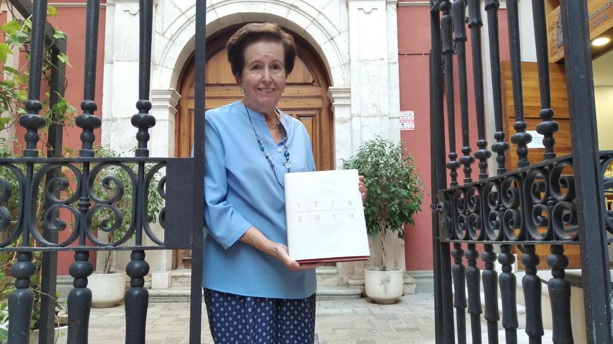 La académica y antigua archivera municipal, esta semana con su libro.