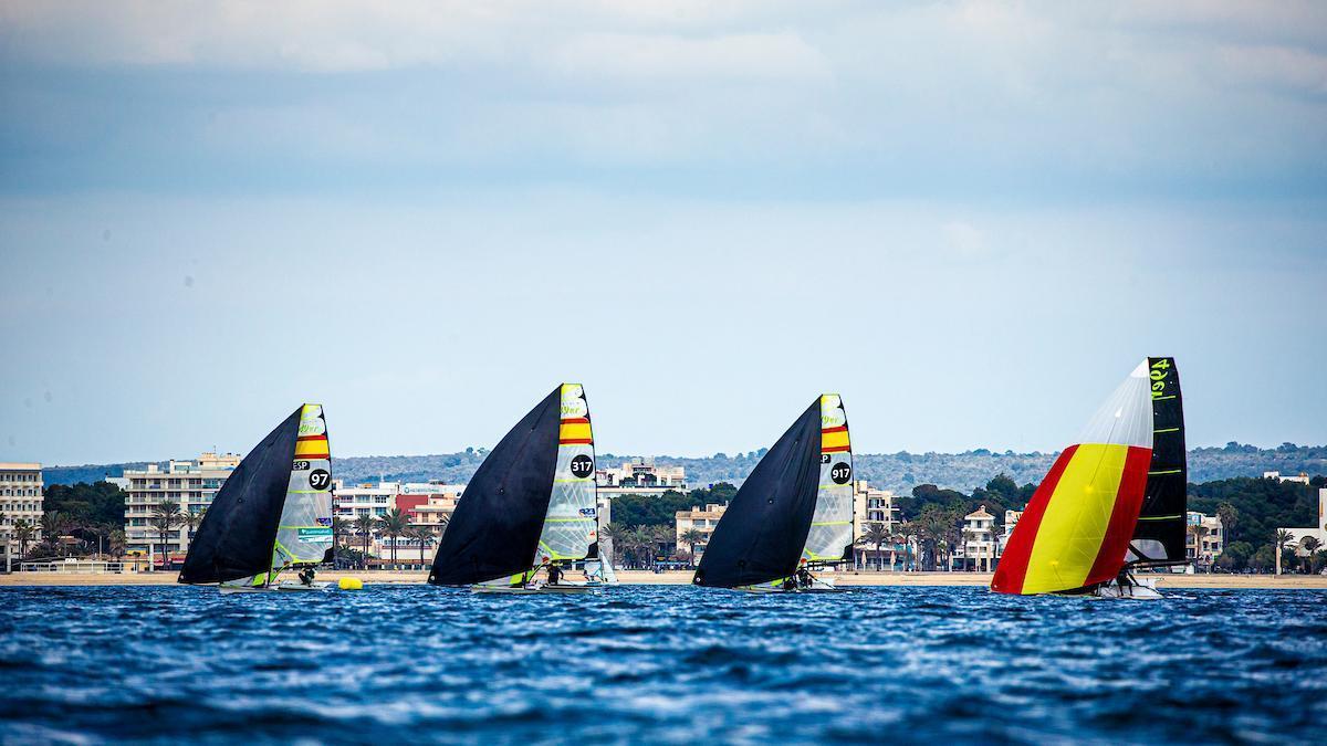 Regatistas de la Federación Española de Vela, entrenando estos días en Palma