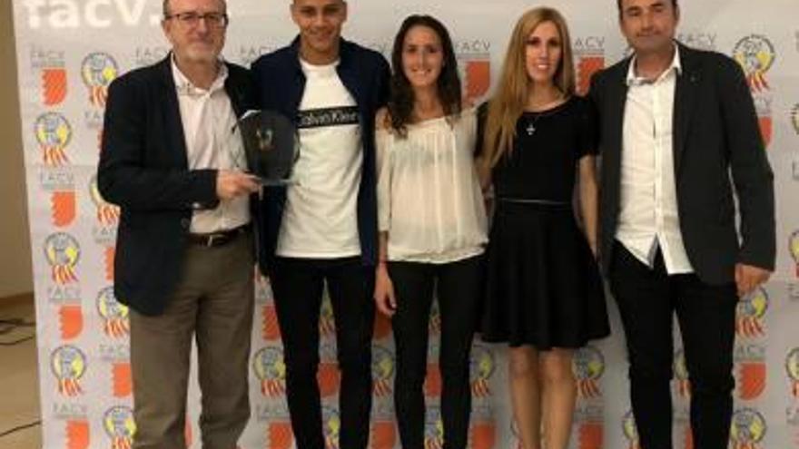 La federación valenciana premia en su gala anual el apoyo de Sagunt al atletismo