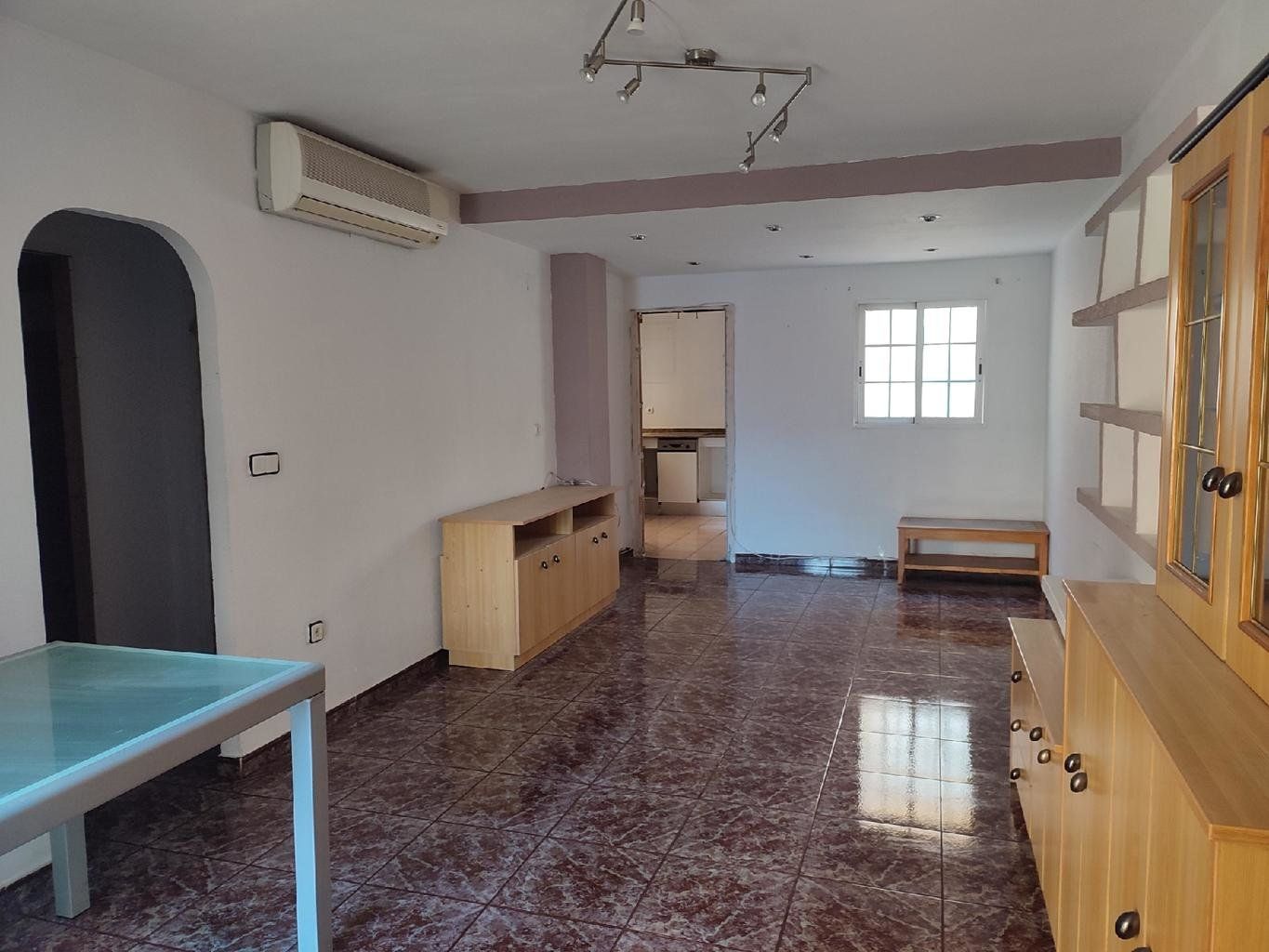 Piso en la calle Pintor Rafael Solbes por 64.000€