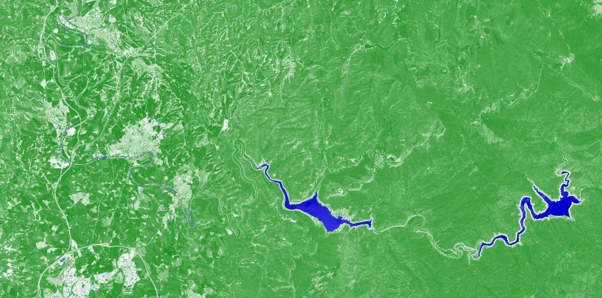 El río Ter, a su paso por Roda de Ter, con los embalses de Sau i Susqueda, el 11 de mayo del 2024, en imágenes mostradas con el visor de índice normalizado de agua que destaca en azul las zonas donde hay masas de agua y pinta en verde el resto.