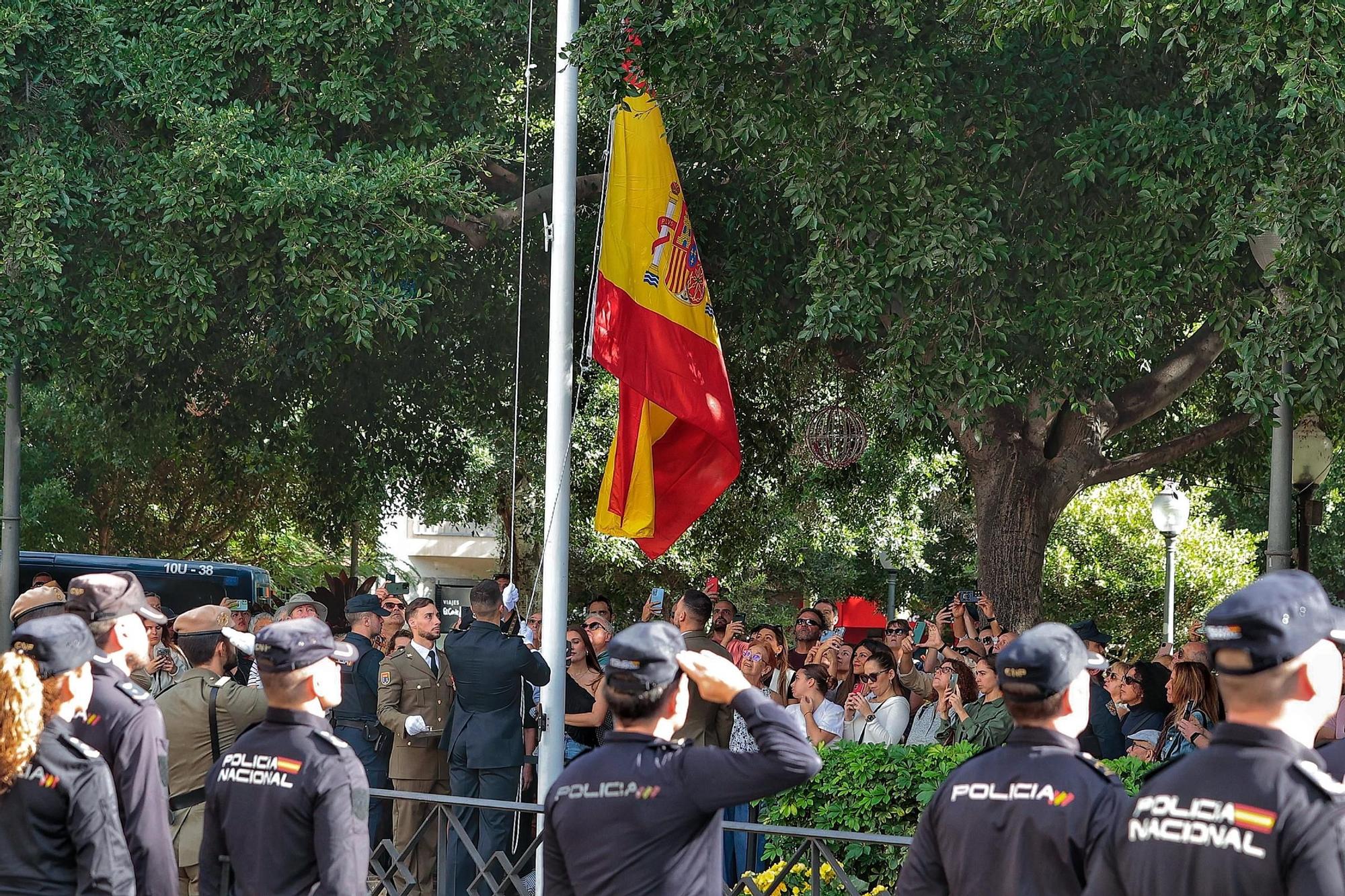 Izado de bandera por el bicentenario de la Policía Nacional