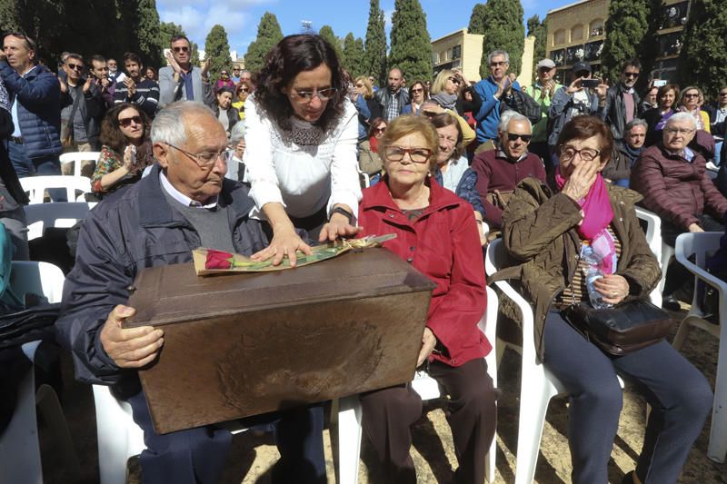 Entrega de los restos de los fusilados por el franquismo a sus familiares, en Paterna