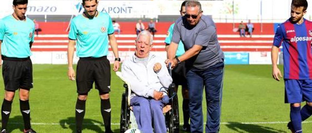 La UD Alzira quiso rendir homenaje a Toni.