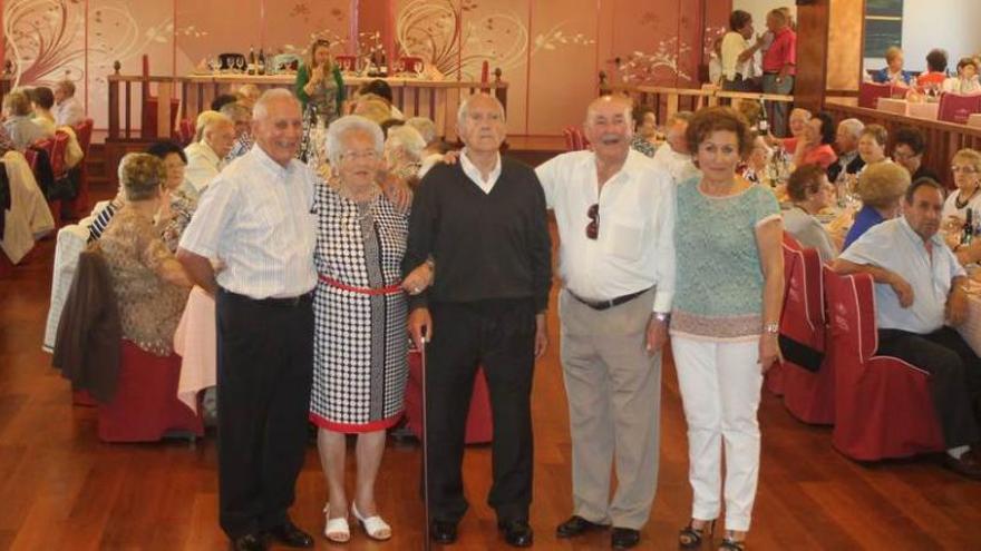 De izquierda a derecha, Severino Vaquero, Josefa Suárez, Aurelio Suárez, Teófilo Pesquera y Olga Álvarez, ayer, en el homenaje.