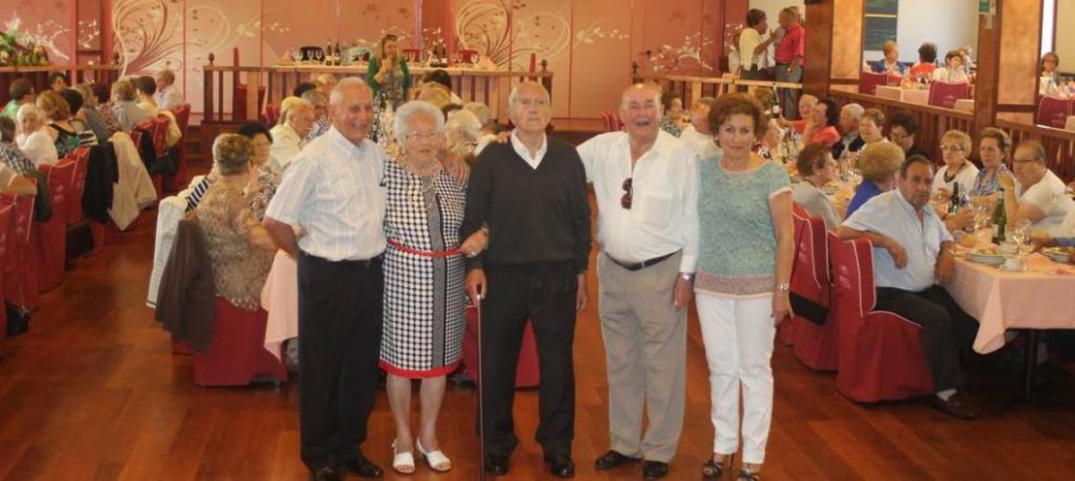 De izquierda a derecha, Severino Vaquero, Josefa Suárez, Aurelio Suárez, Teófilo Pesquera y Olga Álvarez, ayer, en el homenaje.
