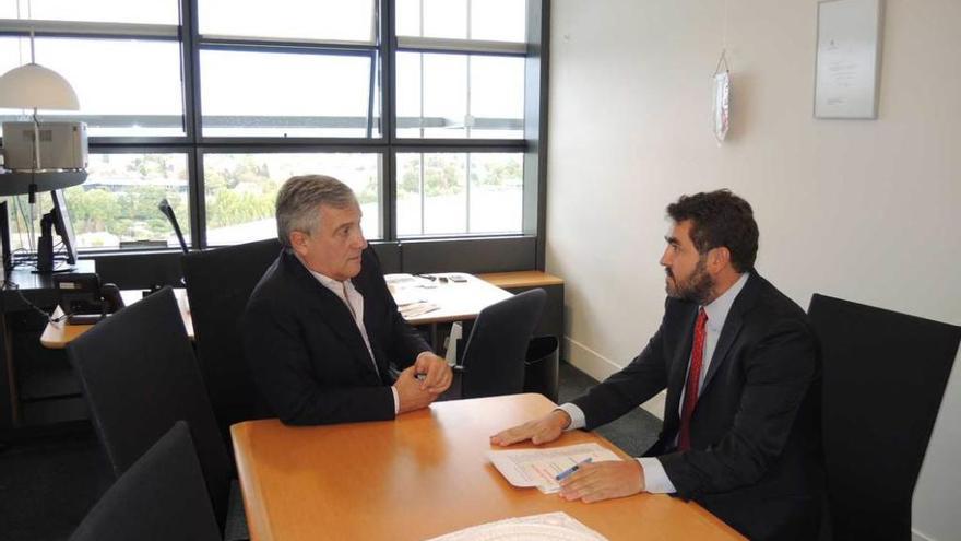 Antonio Tajani, izquierda, y Jonás Fernández, reunidos ayer en dependencias de la UE.