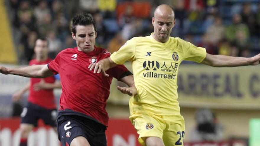 El centrocampista del Villarreal Borja Valero pugna por el balón con el defensa de Osasuna Marc Bertrán.