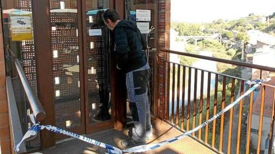 Un treballador municipal provant el funcionament de l&#039;ascensor, ahir a la plaça de la Vila de Gironella