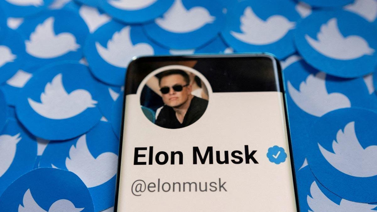 El perfil de Twitter de Elon Musk en un móvil, sobre varios logos de la red social