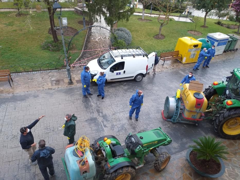 ARDALES. Agricultores y voluntarios se organizan para cooperar en las tareas de desinfección de las principales vías del municipio, como consecuencia de la incidencia del coronavirus en la provincia malagueña. En este municipio no sólo se elaboran cientos de mascarillas por parte de familias en sus respectivos hogares.