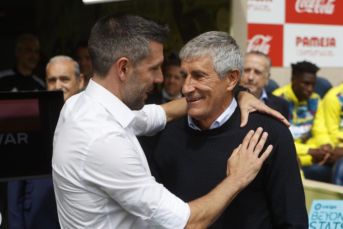 Setién se lauda con Pezzolano antes del inicio del Villarreal - Valladolid