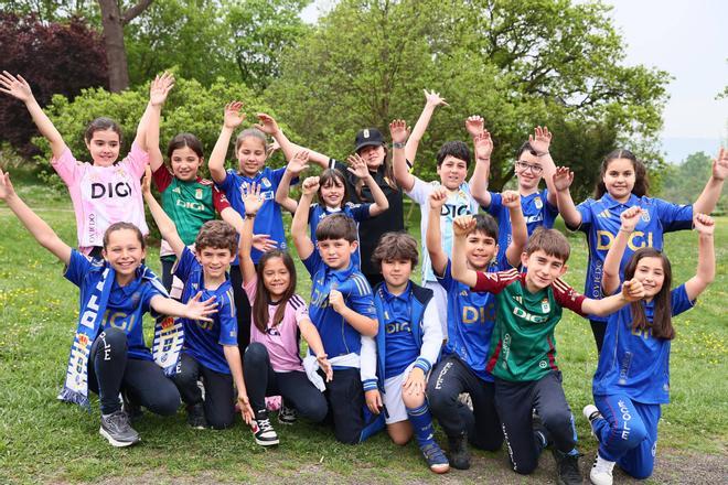 EN IMÁGENES: Los alumnos del colegio École se visten de azul para apoyar al Real Oviedo