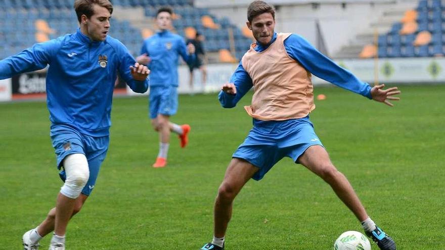 Mateu Ferrer y Bruno pugnando por un balón durante un entrenamiento en Pasarón. // Rafa Vázquez