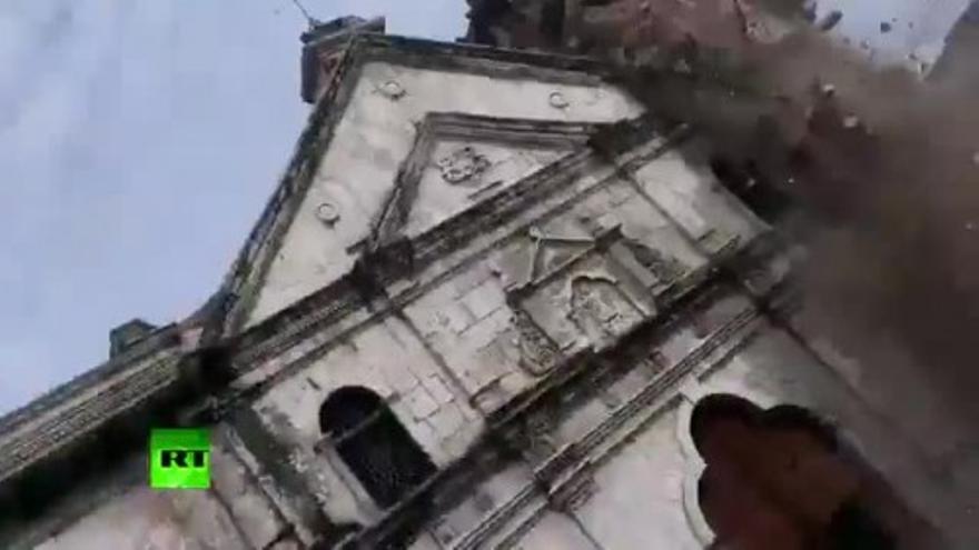 Una iglesia se desmorona durante el mortal terremoto de Filipinas