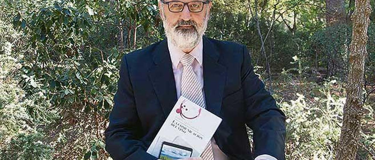 Rodolfo Castro posa junto a su  nuevo libro.