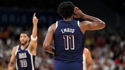 Joel Embiid, llevándose la mano a la oreja durante un partido con Estados Unidos en París