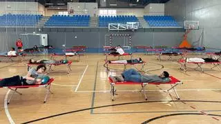 Camillas para dormir en un polideportivo, reanimaciones y hasta un traslado en ambulancia en un simulacro de emergencias para estudiantes polesos: "Fue como afrontar una situación apocalíptica"