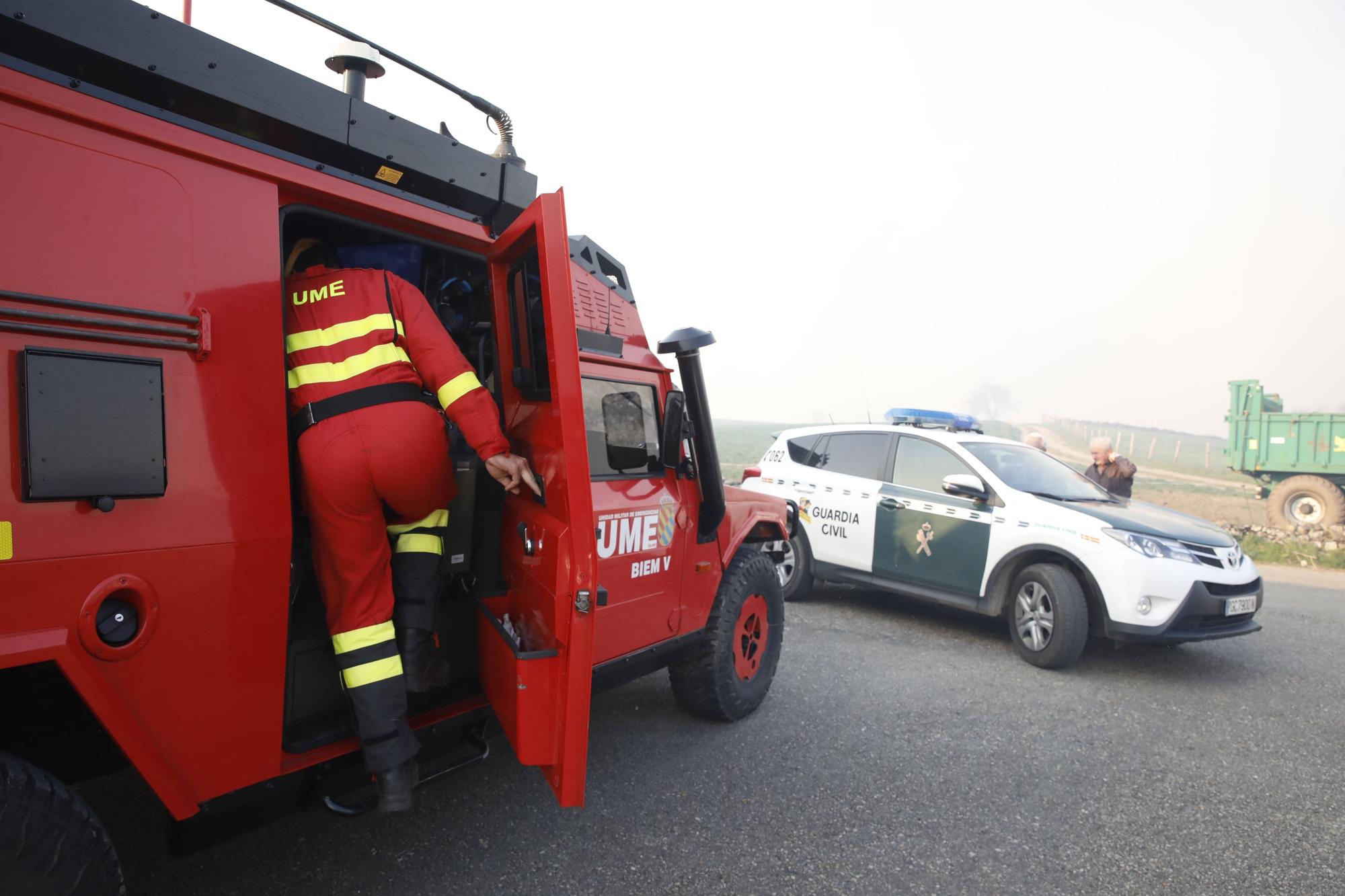 EN IMÁGENES: bomberos, vecinos y la UME luchan contra el preocupante incendio en Tineo