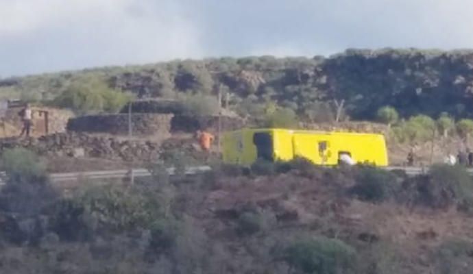 Una guagua vuelca en la carretera de Fataga