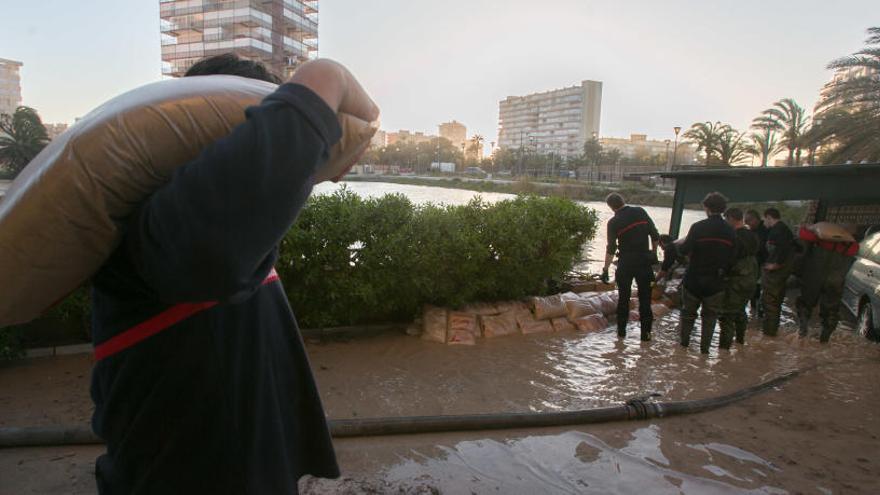 Bomberos actúan en las últimas inundaciones de la playa de San Juan