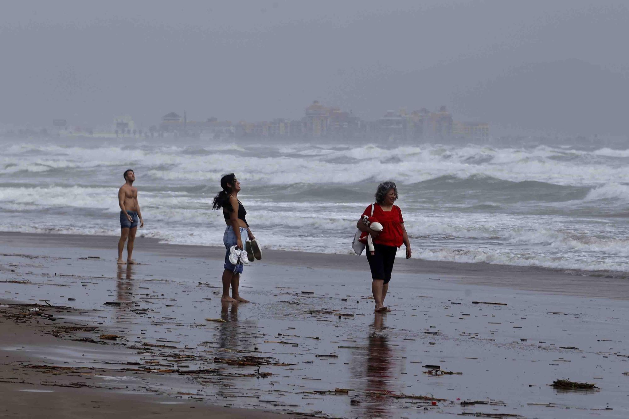 La playa de la Malvarrosa despues del temporal