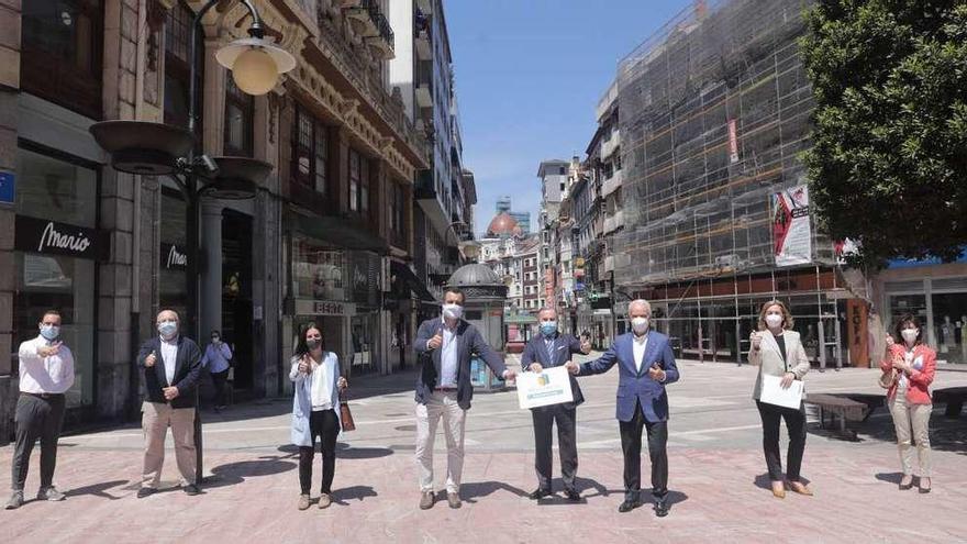 De izquierda a derecha, Pelayo Gutiérrez, Luis Bobes, Paloma de Blas, Nacho del Río, Pablo Junceda, Ramiro Fernández, Ana Fernández y Mónica Aparicio, ayer, en la calle Palacio Valdés de Oviedo, durante la presentación de la campaña.